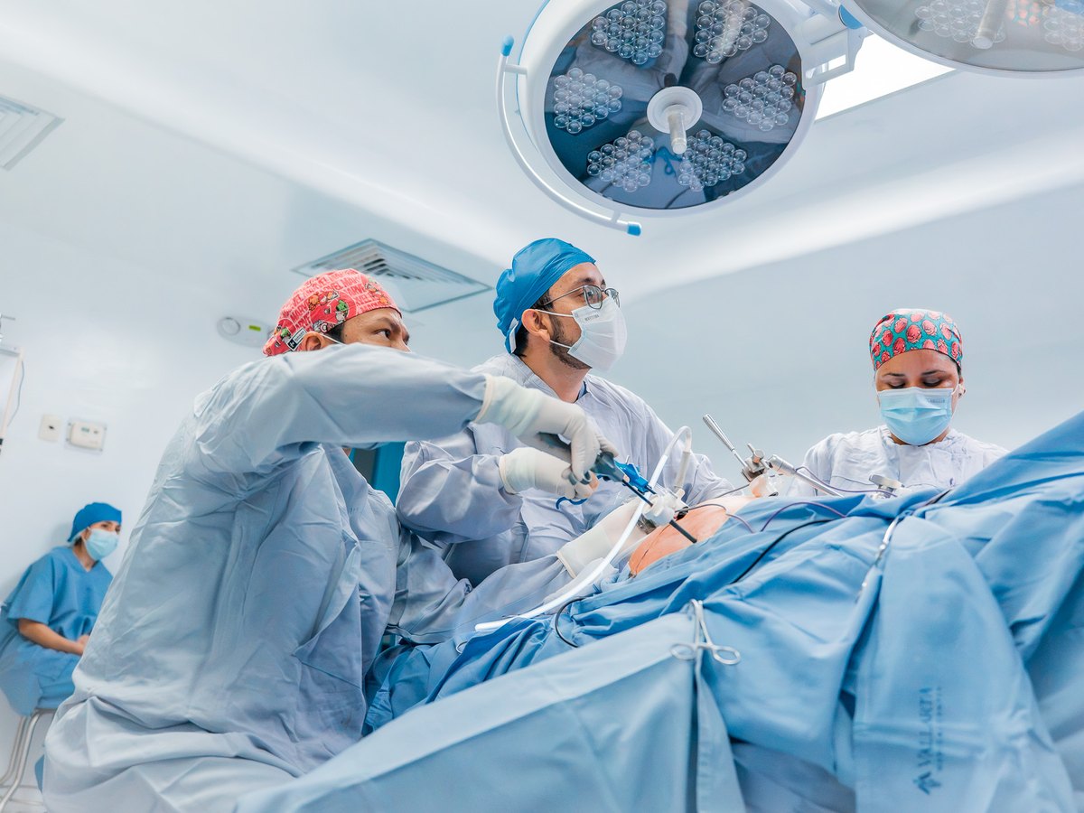 Dr. Cárdenas realizando cirugía bariátrica por laparoscopía en Puerto Vallarta